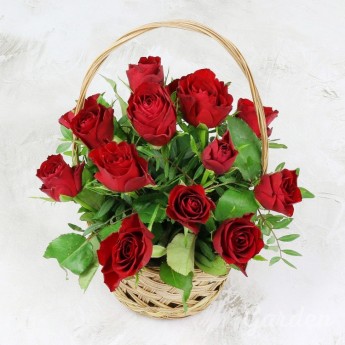15 красных роз в корзине